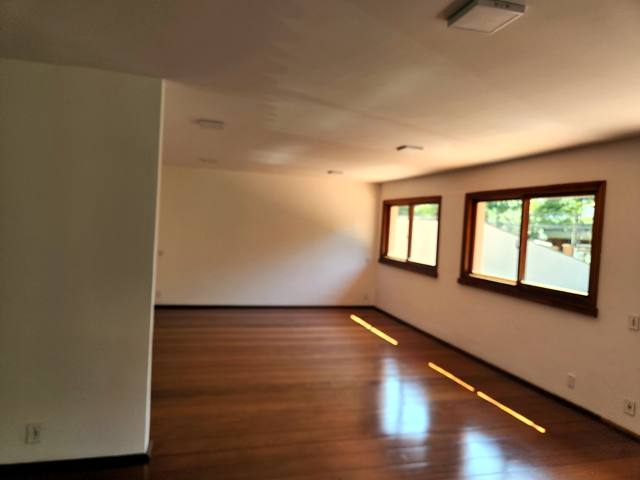 Interior com piso de madeira