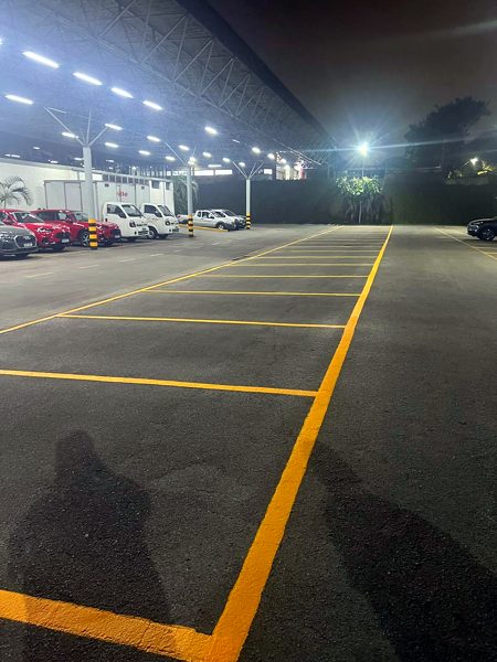 Pátio demarcado à noite
